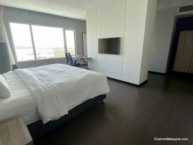 Pullman Miri Waterfront deluxe room bedroom