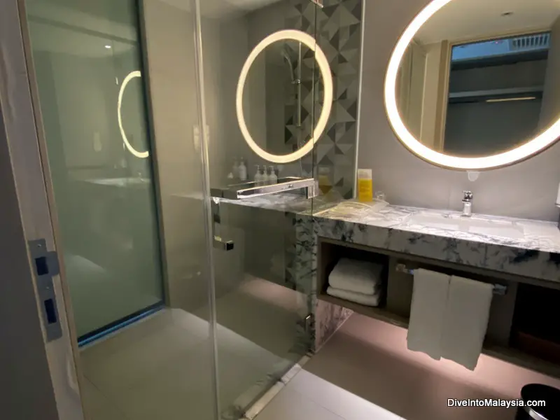 Holiday Inn Johor Bahru City Centre standard room bathroom