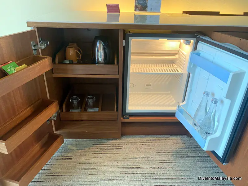 Traders Hotel KL reviews Deluxe Twin Towers View Room Mini-fridge and tea and coffee making facilities