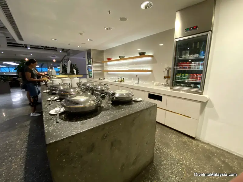 Qantas business class lounge Singapore food