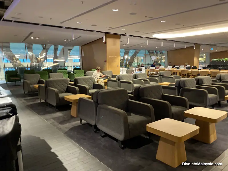 Qantas lounge in Singapore seating area