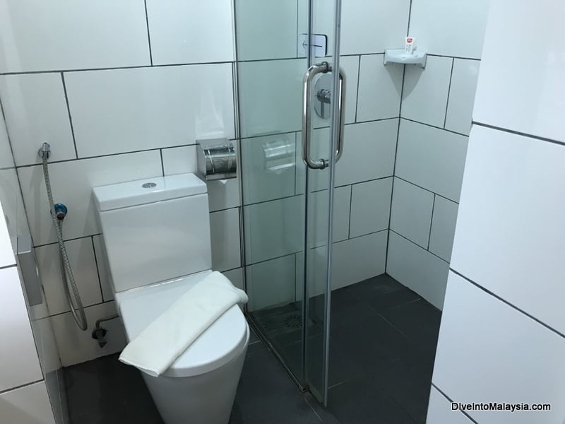 Tune Hotel airport KLIA2 bathroom
