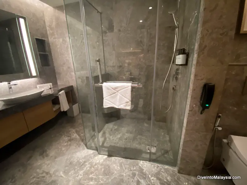 Sunway Resort Deluxe Room bathroom
