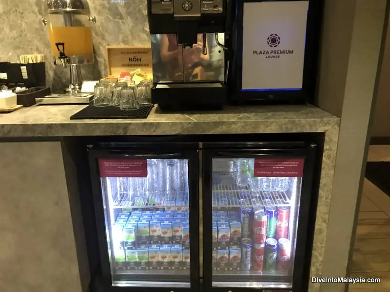drinks in plaza premium lounge klia2