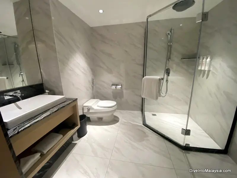 Bathroom Le Méridien Kota Kinabalu King room with sea view