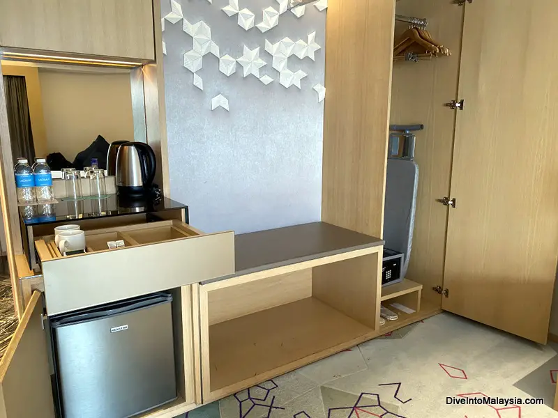 Le Méridien Kota Kinabalu King room with sea view Cupboard and drinks area