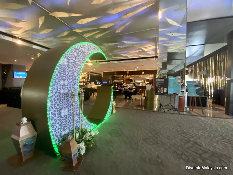 Le Méridien Kota Kinabalu Entrance to the hotel with the Latest Recipe restaurant in the background